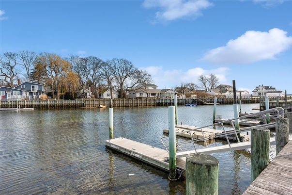 Exterior, Lake