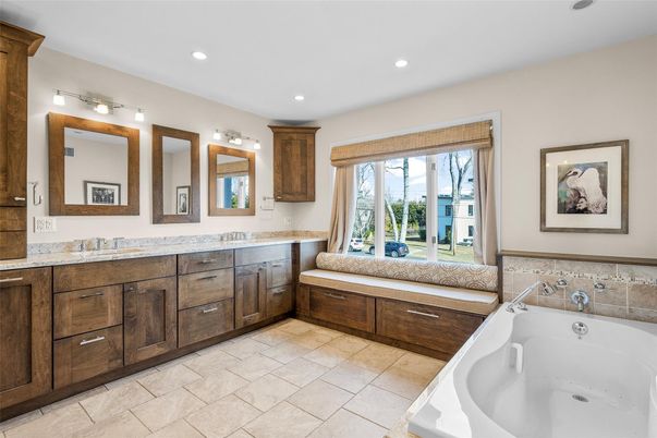 Bathroom, Dual Sink Vanities, Interior, Recessed Lighting