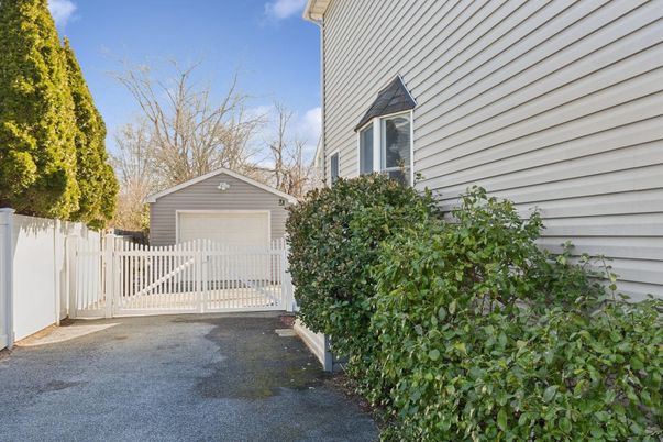 Detached Garage, Exterior