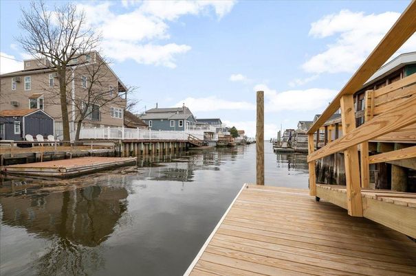 Exterior, Lake