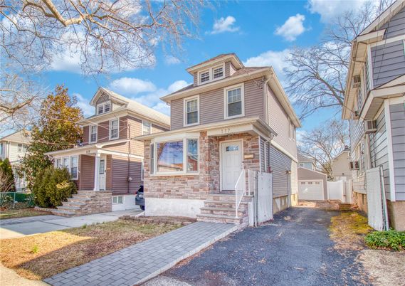 Exterior, Facade, Brick Facade, American Foursquare