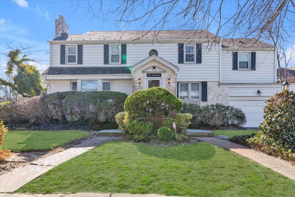 Attached, Exterior, Facade, Brick Facade, Raised Ranch