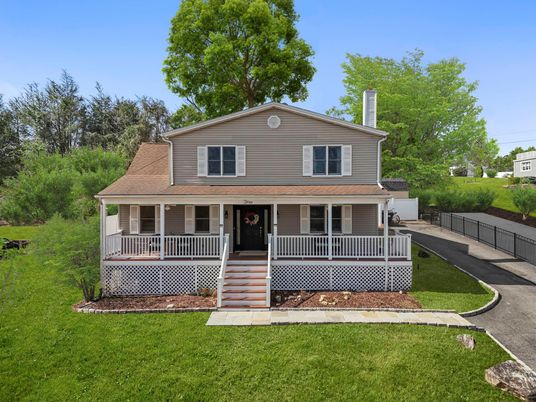 Backyard, Exterior, Facade, Split Level