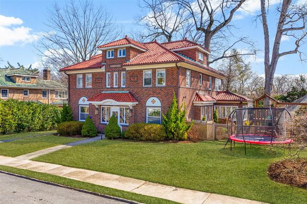Backyard, Exterior, Facade, Brick Facade, Georgian