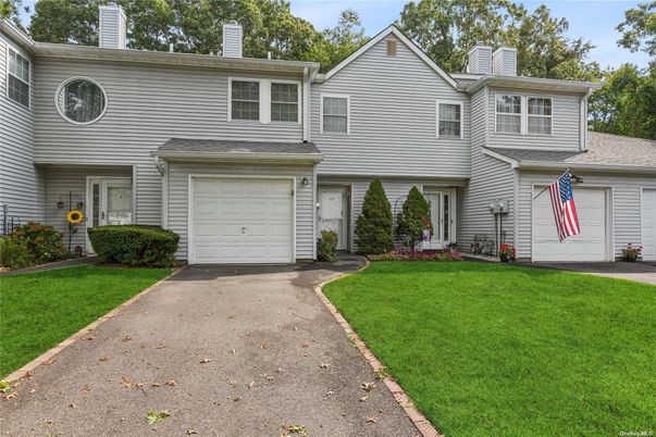 Attached, Exterior, Facade, Raised Ranch