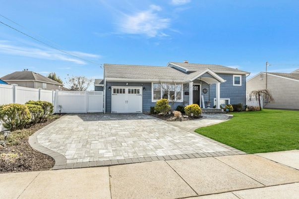 Attached, Exterior, Facade, Ranch