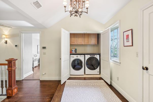 Chandelier, Interior, Utility Closets, Washer, Wood Texture Flooring