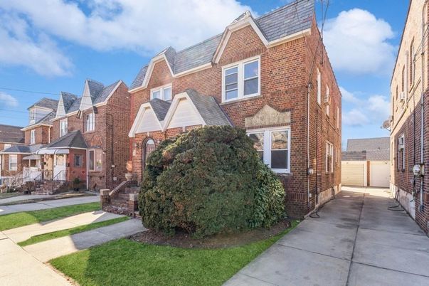 Exterior, Facade, Brick Facade, Rowhouse