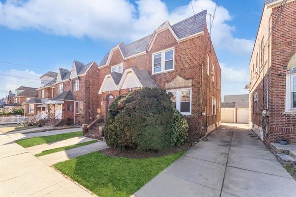 Exterior, Facade, Brick Facade, Rowhouse