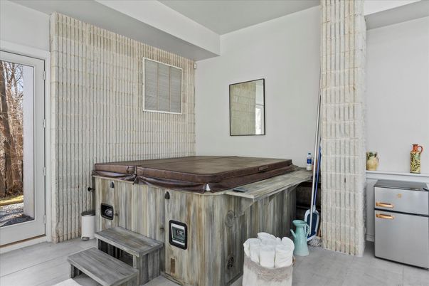 Hot Tub, Interior