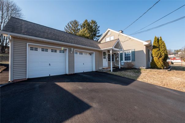 Attached, Exterior, Facade, Cape Cod