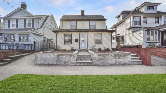 Exterior, Facade, Queen Anne Victorian