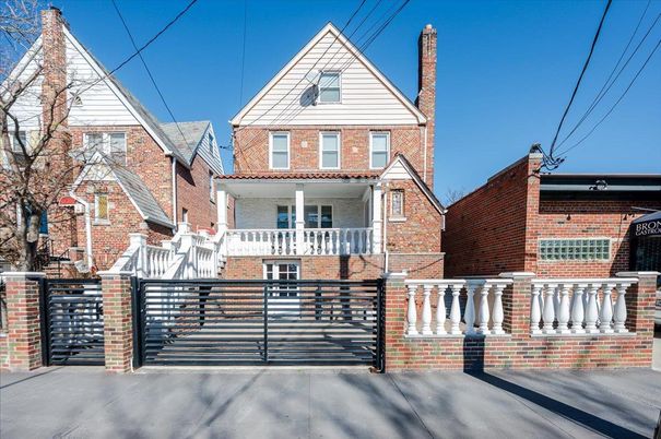 Exterior, Facade, Brick Facade, Rowhouse