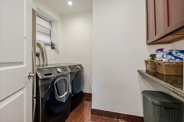 Interior, Recessed Lighting, Washer, Wood Texture Flooring