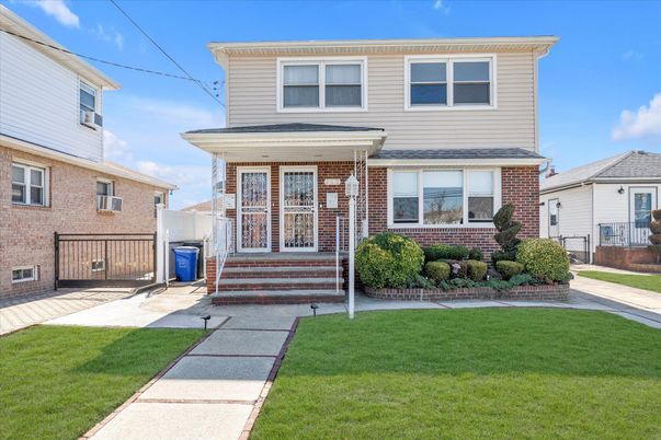 Exterior, Facade, Brick Facade, American Foursquare