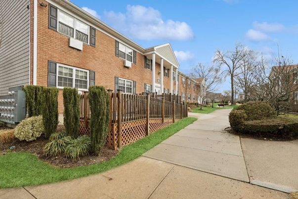 Exterior, Facade, Brick Facade, Rowhouse