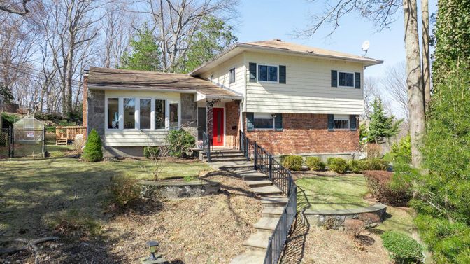 Exterior, Facade, Brick Facade, Split Level