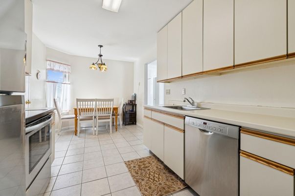 Dining room, Interior, Kitchen, Pendant Lights, Stainless Steel Appliances