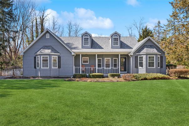 Exterior, Facade, Ranch