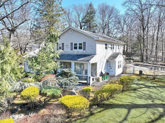Exterior, Facade, Raised Ranch