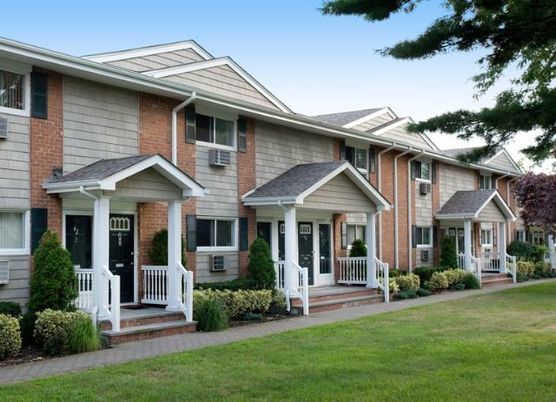 Exterior, Facade, Brick Facade, American Foursquare
