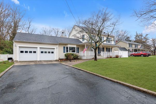 Attached, Exterior, Facade, Cape Cod