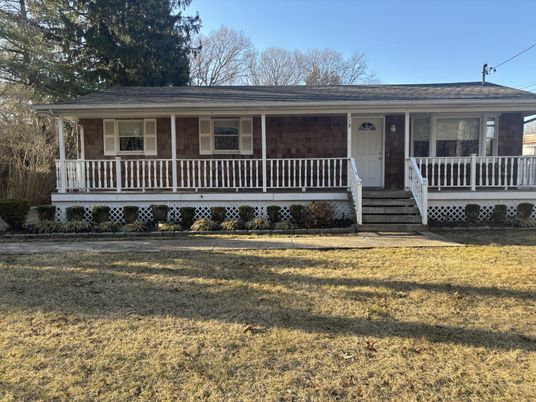 Exterior, Facade, Ranch