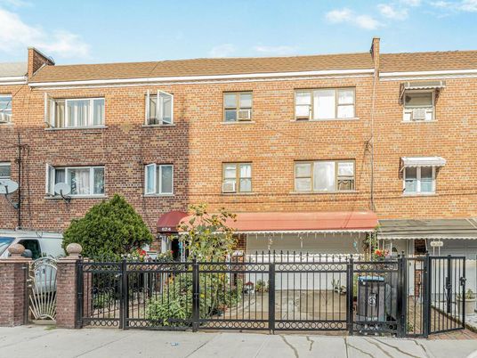 Exterior, Facade, Brick Facade, Rowhouse