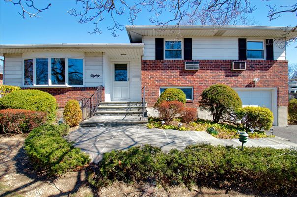 Exterior, Facade, Brick Facade, Split Level