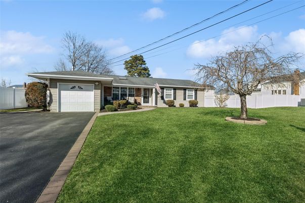 Attached, Exterior, Facade, Ranch