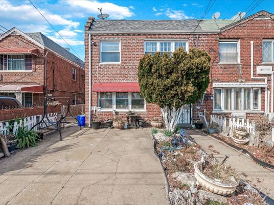 Exterior, Facade, Brick Facade, Rowhouse