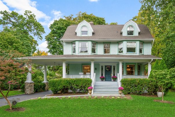 Exterior, Facade, Queen Anne Victorian
