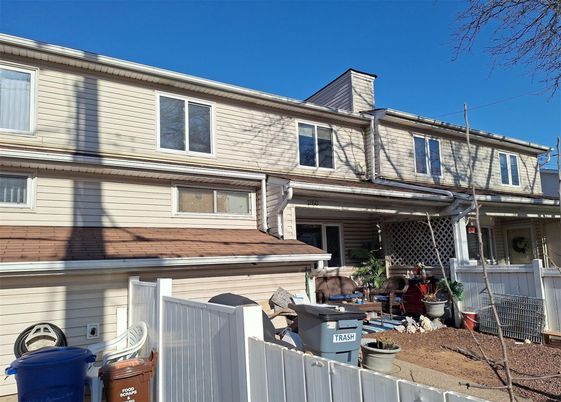Exterior, Facade, Rowhouse