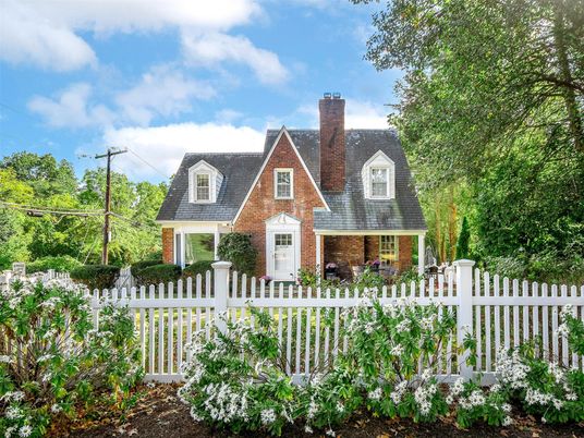 Exterior, Facade, Brick Facade, Queen Anne Victorian