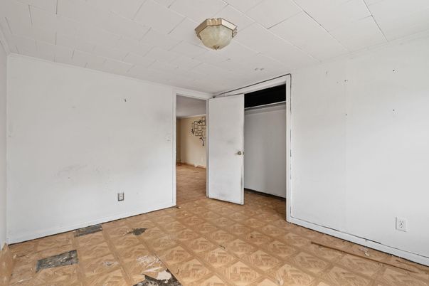 Empty room, Interior