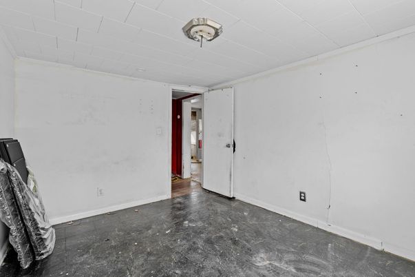 Empty room, Interior
