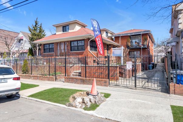 Exterior, Facade, Brick Facade, American Foursquare