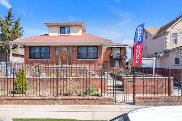 Exterior, Facade, Brick Facade, American Foursquare