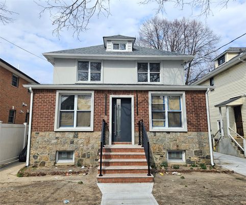 Exterior, Facade, Brick Facade, American Foursquare
