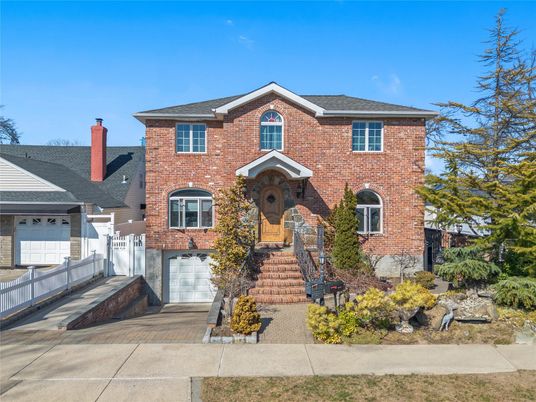 Attached, Exterior, Facade, Brick Facade, Georgian
