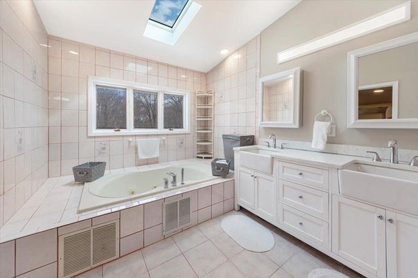 Bathroom, Dual Sink Vanities, Interior, Recessed Lighting