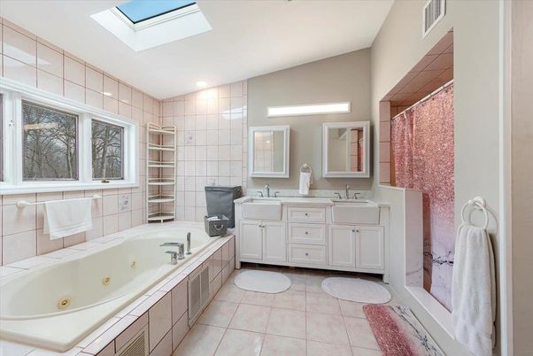 Bathroom, Dual Sink Vanities, Interior, Recessed Lighting
