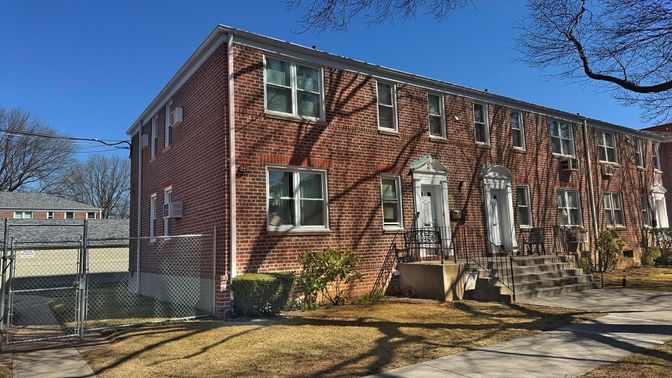 Exterior, Facade, Brick Facade, Rowhouse