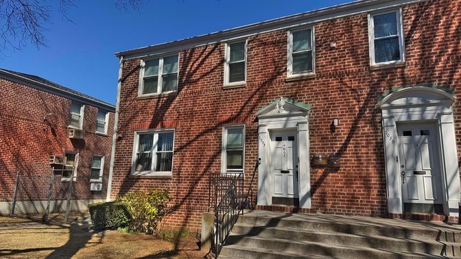 Exterior, Facade, Brick Facade, Georgian
