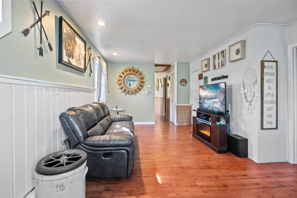 Interior, Recessed Lighting, Wood Texture Flooring