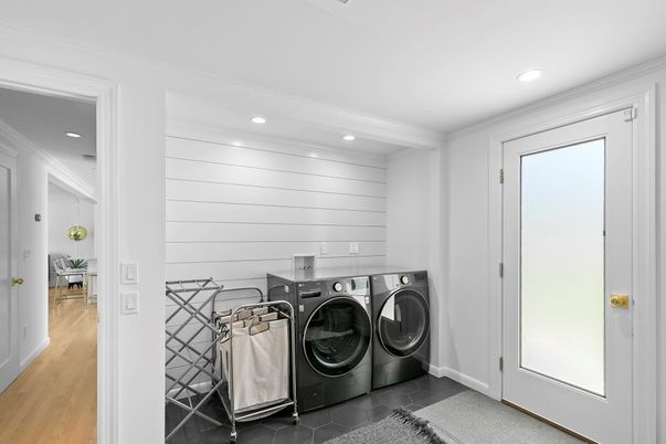 Interior, Recessed Lighting, Washer, Wood Texture Flooring