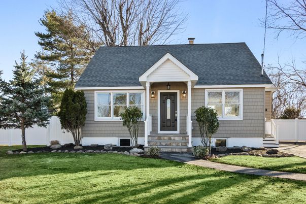Exterior, Facade, Cape Cod