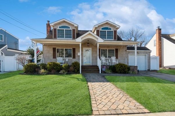 Attached, Exterior, Facade, Cape Cod