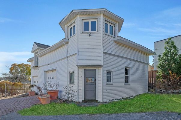 Attached, Exterior, Facade, Queen Anne Victorian