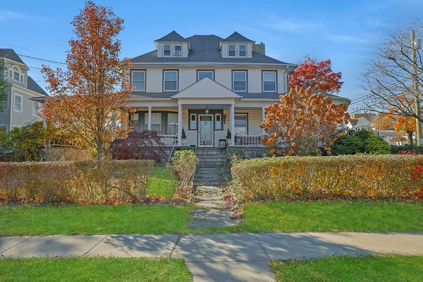 Exterior, Facade, American Foursquare